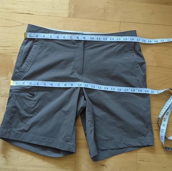 L.l Bean water repellent comfort trail hiking shorts ash color size 10 B1 - Picture 5 of 14